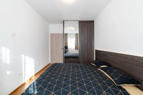 Moderna spavaća soba sa bračnim krevetom i ugradnim garderoberom sa ogledalom. - image 11