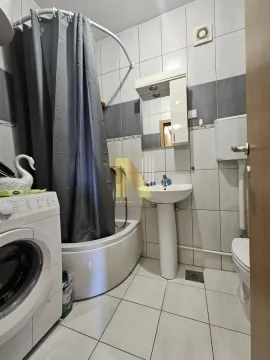 Kompaktno kupatilo sa kadom, umivaonikom, toaletom i veš mašinom. - image 10