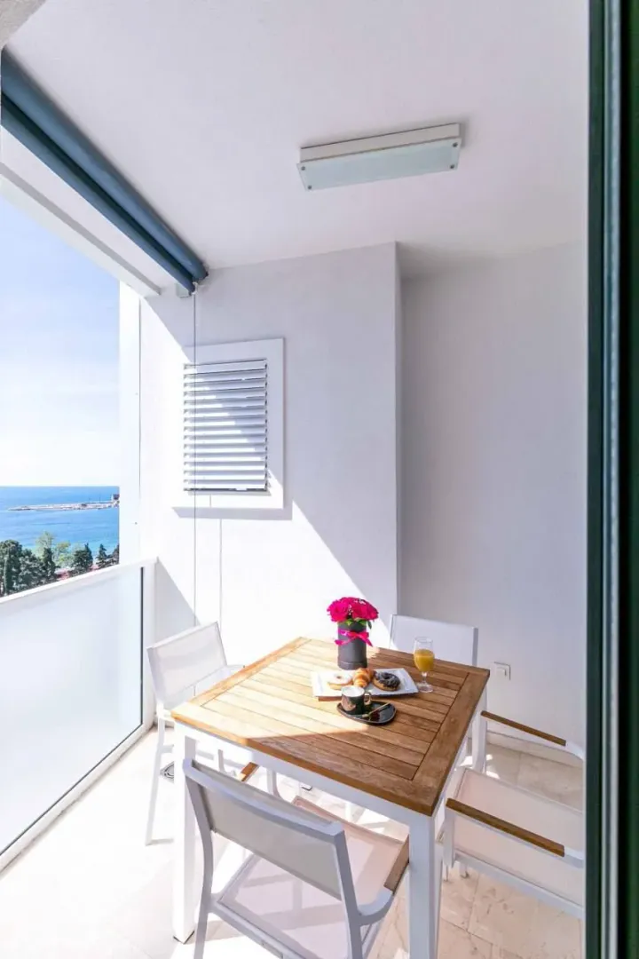 Izdavanje, jednosoban stan, 77m², Tre Canne, Budva