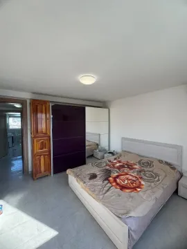 Spavaća soba sa bračnim krevetom, garderoberom i izlazom u hodnik. - image 4