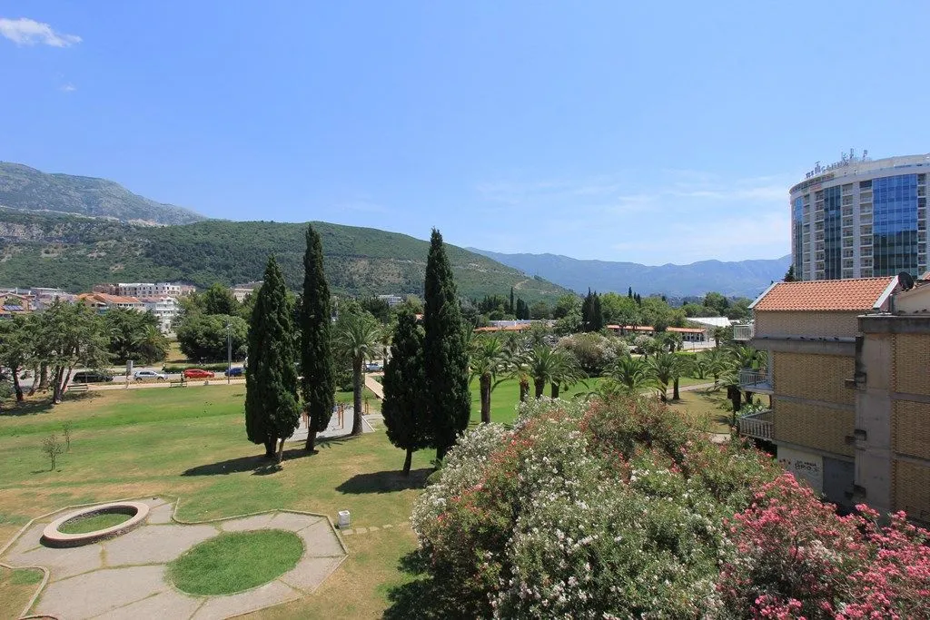 Pogled na park i zelenilo sa terase.