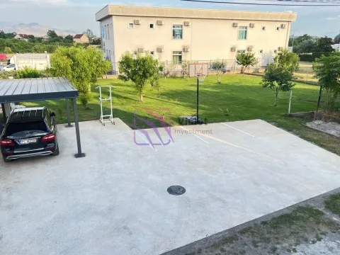 Pogled sa visine na dvorište sa parkingom, košem i travnjakom ispred zgrade. - image 4