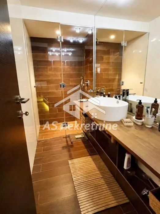 Izdavanje, četvorosoban stan, 160m², Vračar Hram, Vračar Sve Podlokacije