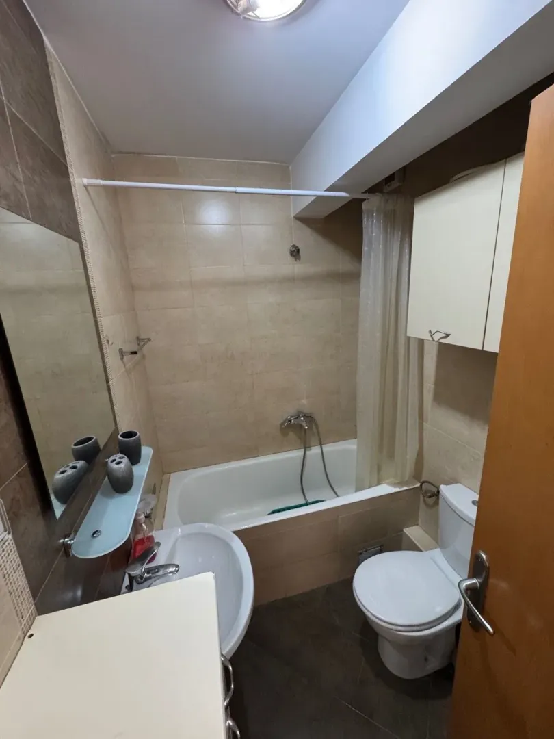 Smaller bathroom with a bathtub, washbasin, and toilet.