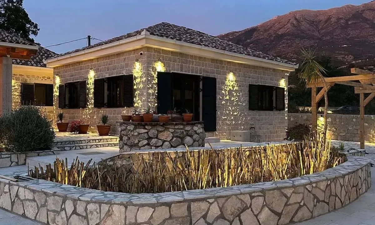 Sale, house, 251m², Radanovići, Kotor