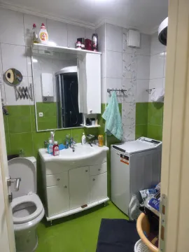 Kupatilo sa umivaonikom, WC šoljom, tuš kabinom i mašinom za veš. - image 8