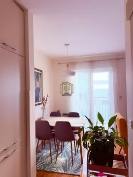 Trpezarija sa stolom, stolicama i izlazom na balkon. - image 12