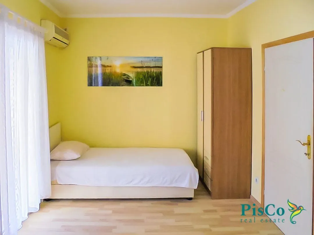 Izdavanje, dvosoban stan, 72m², Tivat, Crna Gora