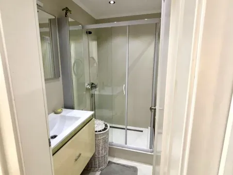 Izdavanje, trosoban stan, 150m², Tivat, Crna Gora - image 21