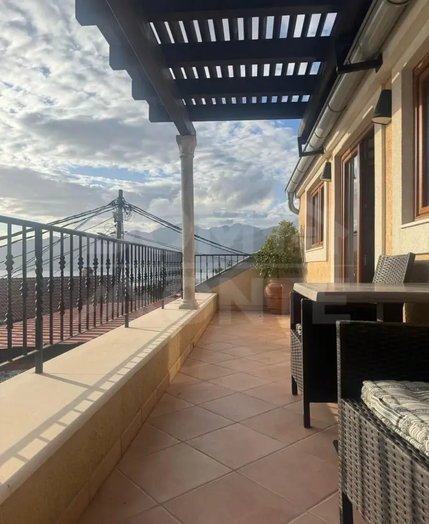 Izdavanje, dvosoban stan, 67m², Tivat, Crna Gora