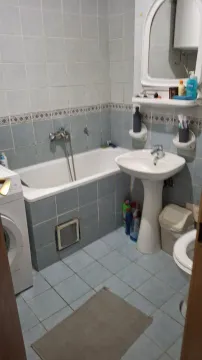 Jednostavno kupatilo sa kadom, umivaonikom i veš mašinom. - image 8