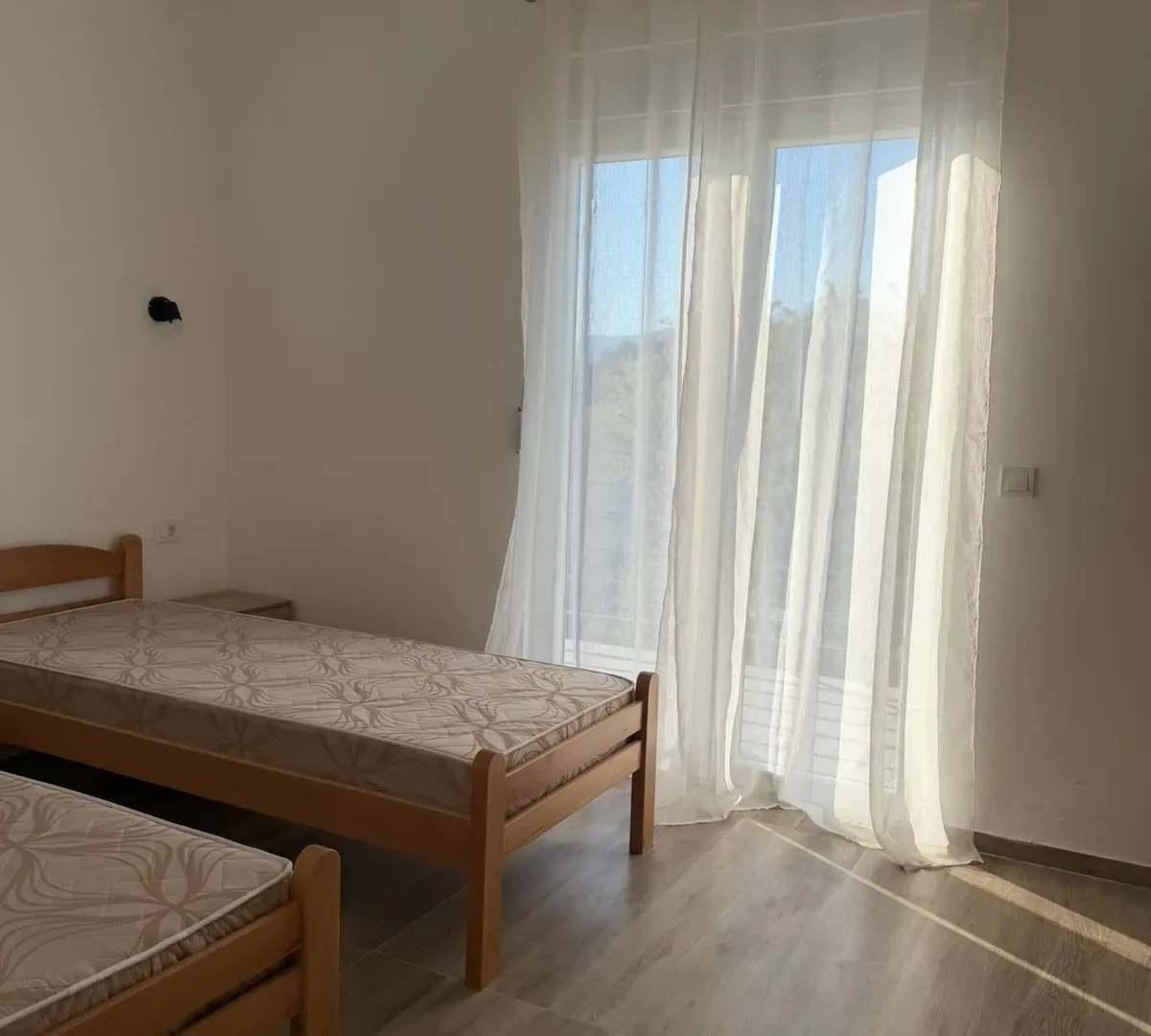 Izdavanje, dvosoban stan, 66m², Bonići, Tivat