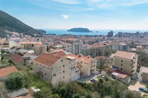 Pogled iz vazduha na stambene zgrade i naselje sa pogledom na more. - image 10