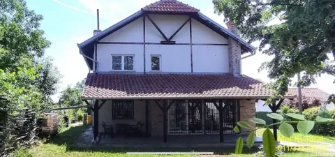 Pogled na zadnju stranu kuće sa natkrivenom terasom i dvorištem. - image 10