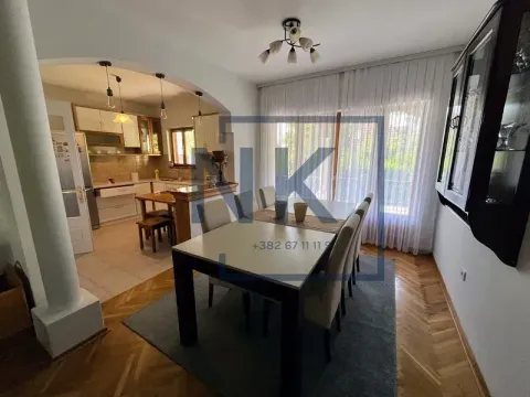 Trpezarija povezana sa kuhinjom i dnevnim boravkom. - image 20