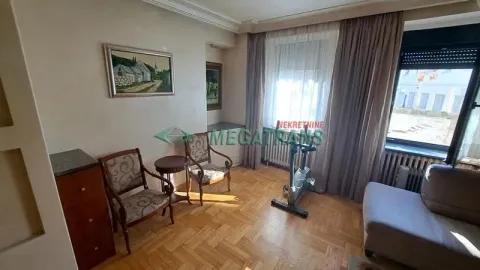 Dnevna soba sa garniturom, foteljama i sobnim biciklom pored prozora. - image 11