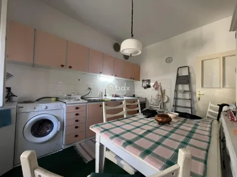 Kuhinja sa trpezarijskim stolom i mašinom za veš. - image 6
