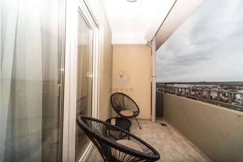 Natkriveni balkon sa garniturom za sjedenje i pogledom na grad. - image 9