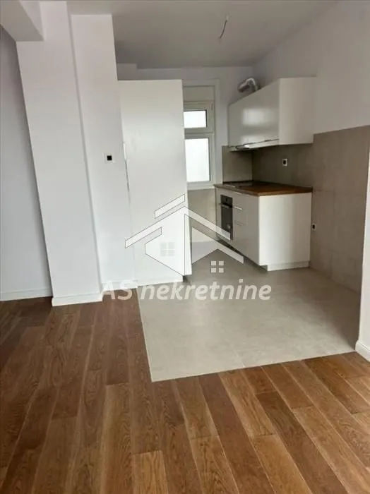 Izdavanje, trosoban stan, 71m², Čubura, Beograd