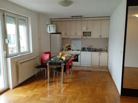 Kuhinja sa trpezarijom i drvenim podom. - image 25