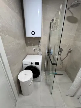 Kupatilo sa tuš kabinom, bojlerom i veš mašinom. - image 12