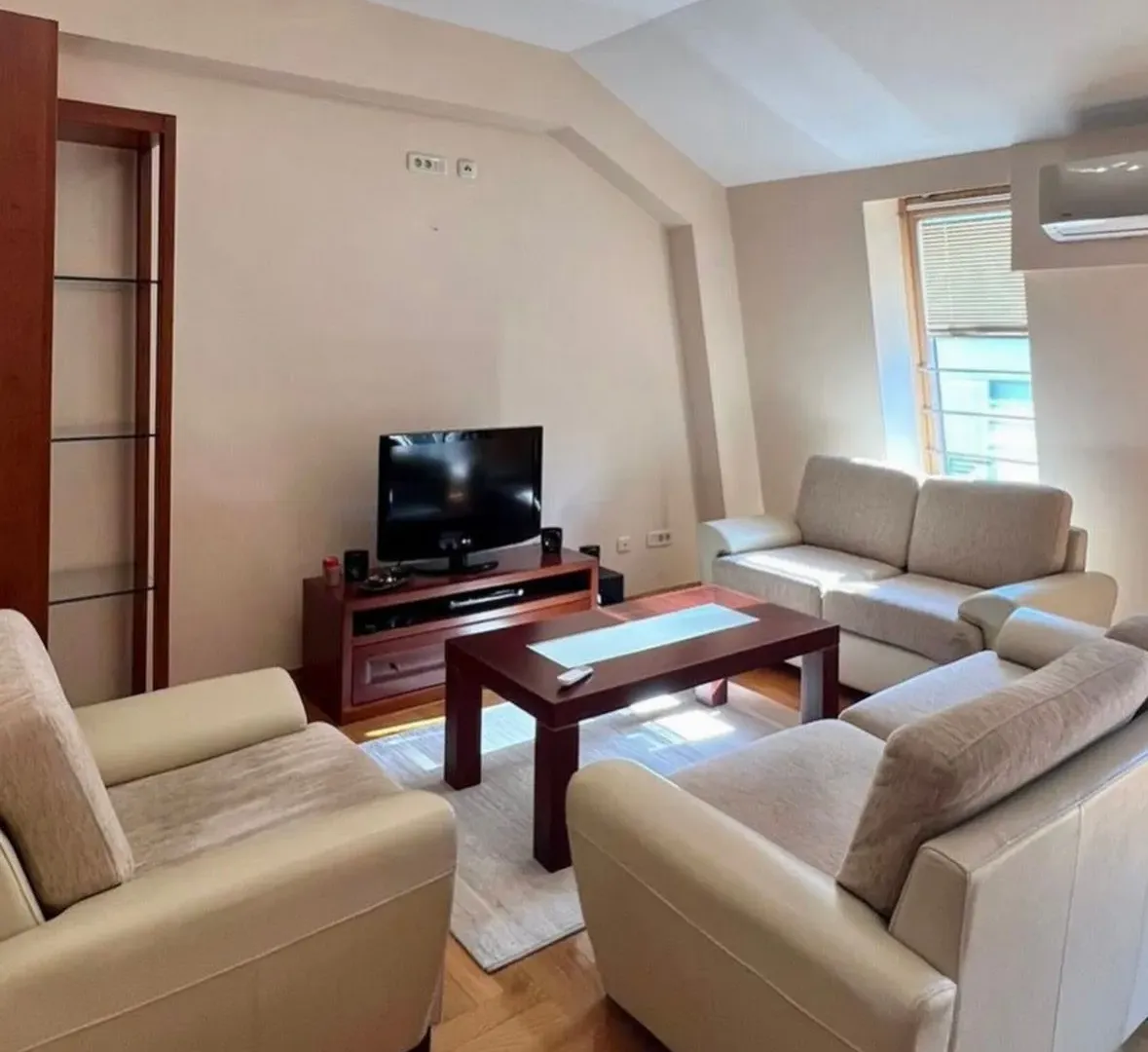 Izdavanje, jednosoban stan, 54m², Krivi Most, Podgorica