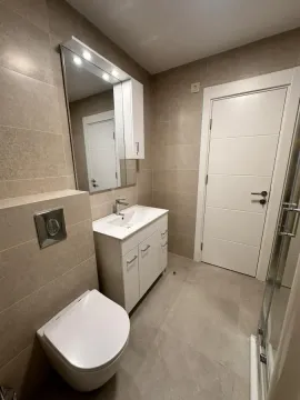 Moderno kupatilo sa tuš kabinom, umivaonikom i ugrađenom wc šoljom. - image 3