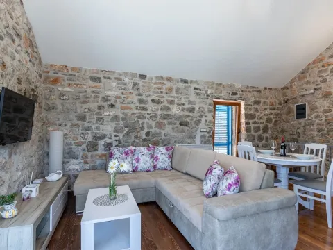 Izdavanje, kuća, 80m², Đuraševići, Tivat - image 7