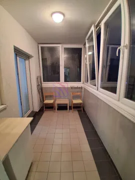 Zastakljeni balkon sa keramičkim pločicama i prozorima duž cijelog zida. - image 14