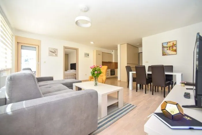 Izdavanje, dvosoban stan, 74m², Centar, Budva