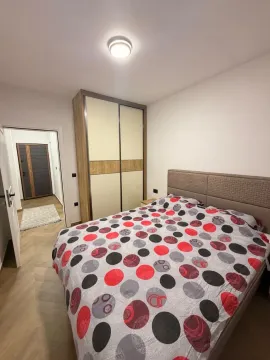Namještena spavaća soba sa bračnim krevetom i ugradnim ormarom. - image 8
