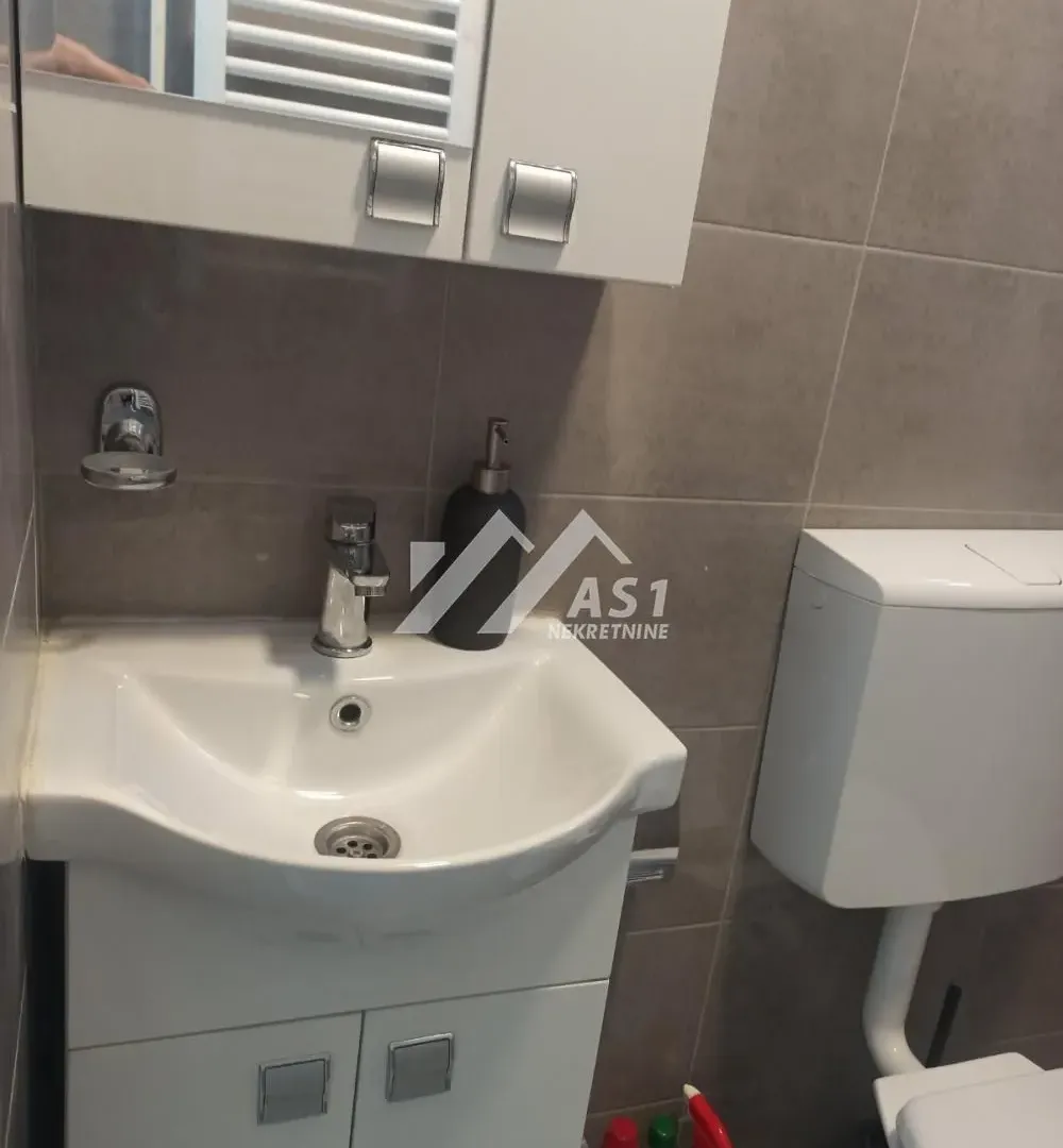 Izdavanje, trosoban stan, 70m², Salajka, Novi Sad Sve Podlokacije