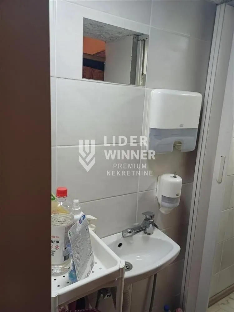 View of the washbasin with a mirror in the bathroom.