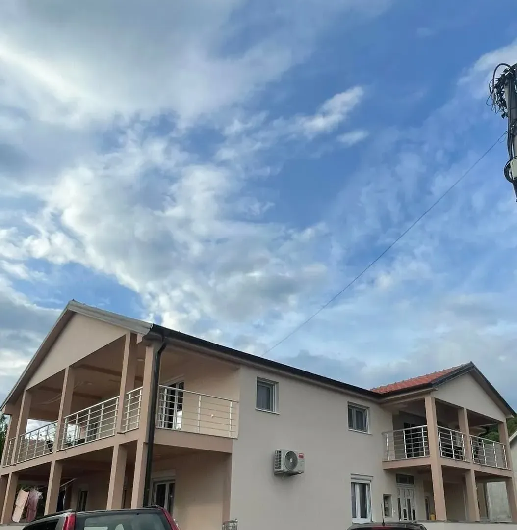 Izdavanje, kuća, 320m², Zlatica, Podgorica