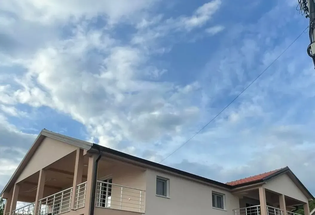 Izdavanje, kuća, 320m², Zlatica, Podgorica