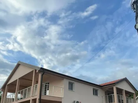 Izdavanje, kuća, 320m², Zlatica, Podgorica