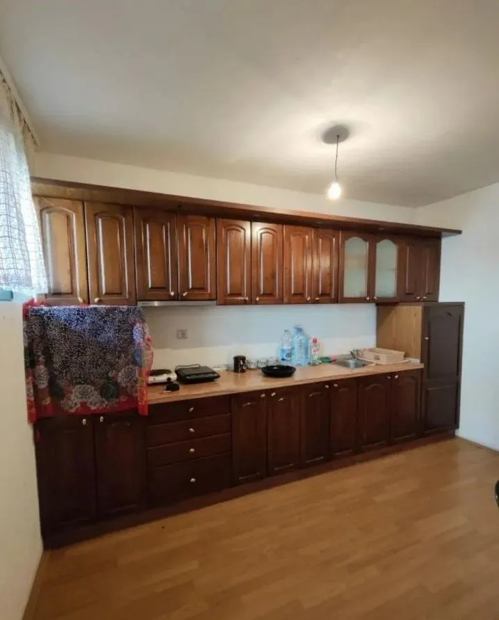 Drveni kuhinjski elementi sa radnom površinom i sudoperom.