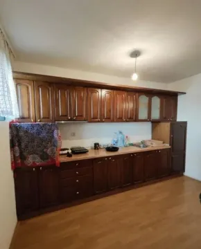 Drveni kuhinjski elementi sa radnom površinom i sudoperom. - image 3