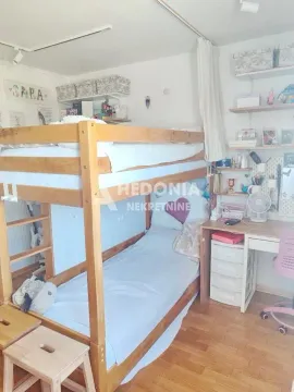 Dečja soba sa krevetom na sprat i radnim stolom. - image 13