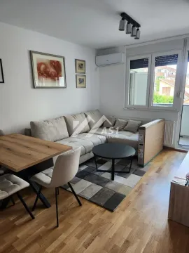 Dnevna soba sa ugaonom garniturom, trpezarijskim stolom i prozorom. - image 10