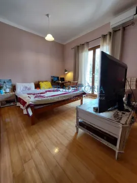 Namještena spavaća soba sa bračnim krevetom, TV-om i izlazom na terasu. - image 28