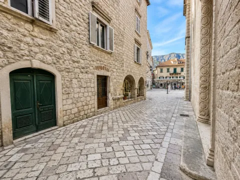 Prodaja, dvosoban stan, 84m², Stari Grad Kotor, Kotor - image 2