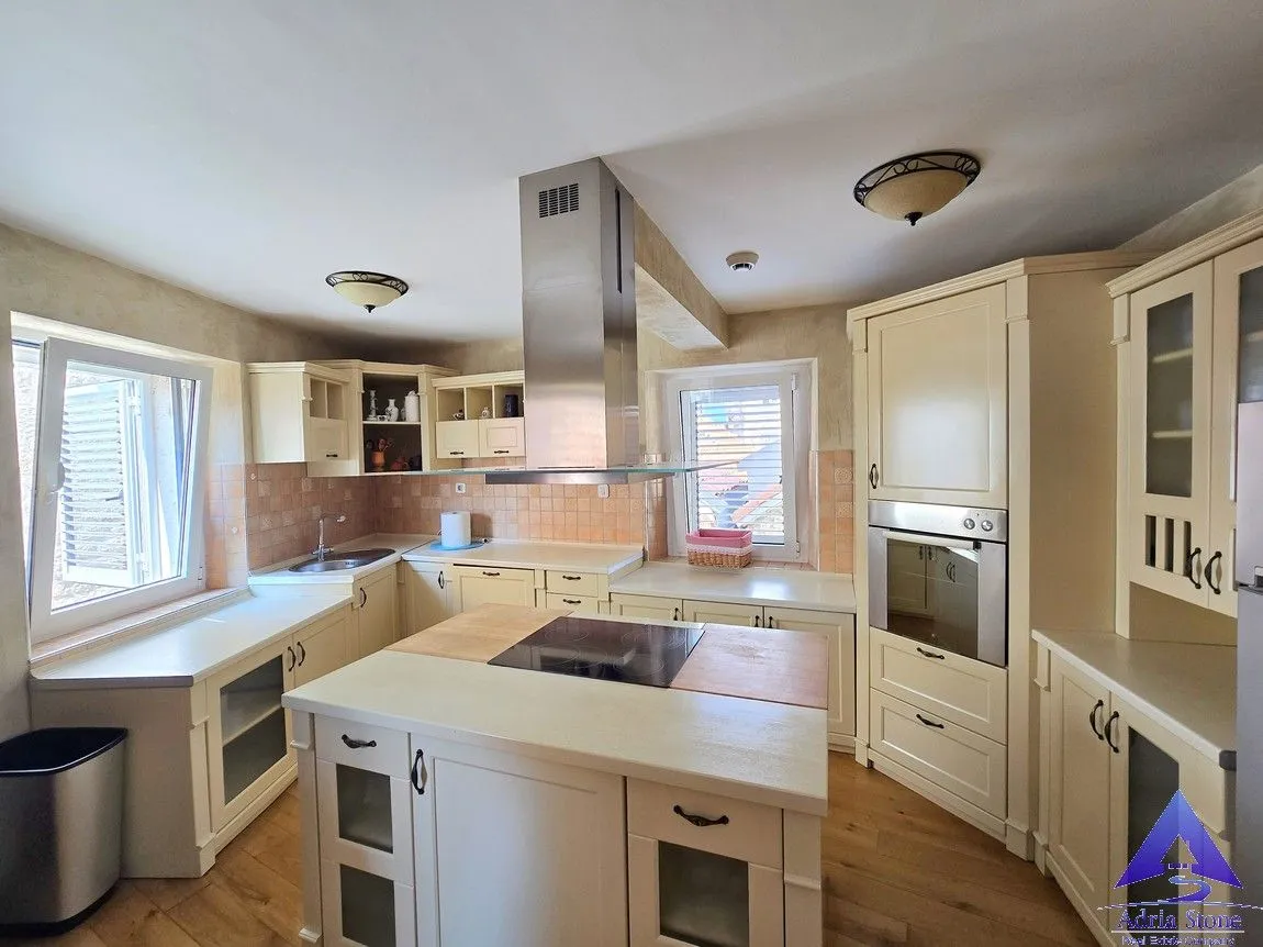 Rent, three bedroom apartment, 124m², Stari Grad, Budva