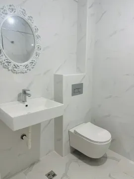 Moderne i svijetlo opremljeno kupatilo sa bijelim mermernim pločicama. - image 5