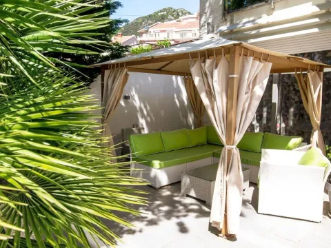 Izdavanje, kuća, 300m², Podkošljun, Budva - image 10