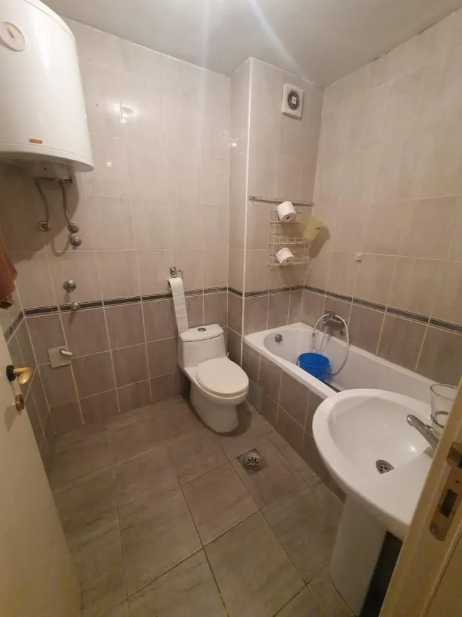 Kupatilo opremljeno kadom, umivaonikom, WC šoljom i bojlerom.