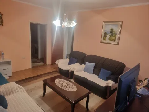 Dnevni boravak sa garniturom za sjedenje, stočićem i televizorom. - image 6