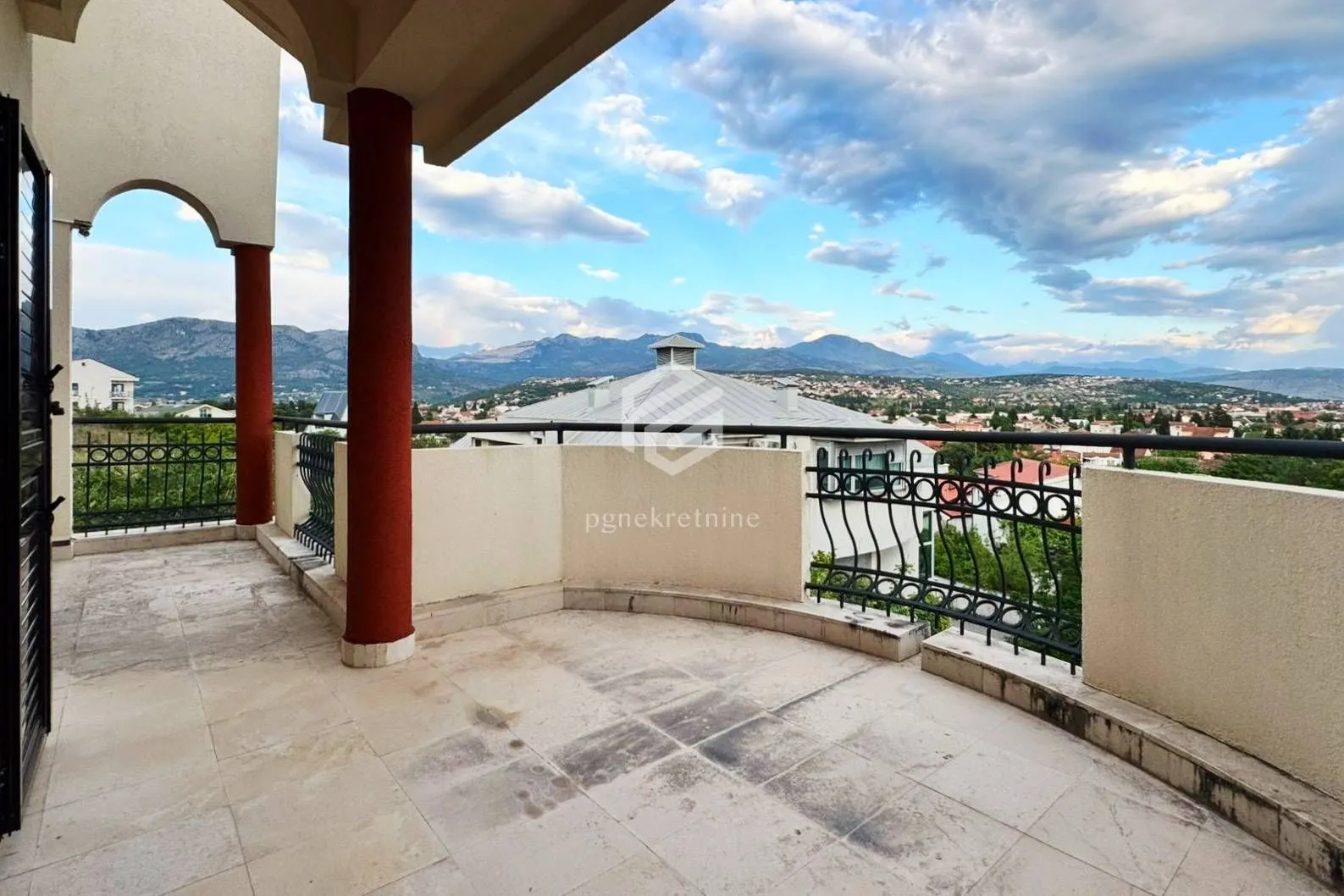 Rent, house, 280m², Gorica C, Podgorica