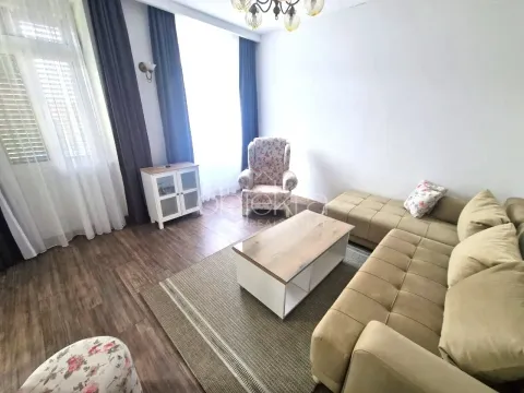 Dnevna soba sa garniturom, stočićem i foteljom pored prozora. - image 4