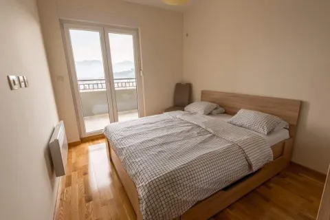 Svijetla spavaća soba sa bračnim krevetom i izlazom na terasu. - image 3